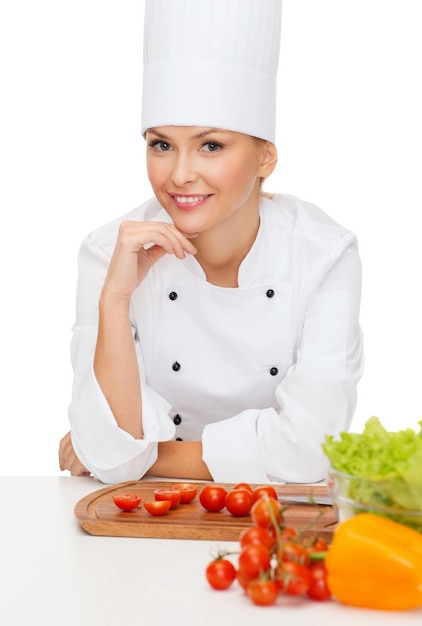 uśmiechnięty kucharz w kuchni