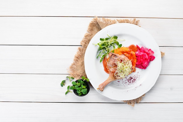 talerz z apetycznym daniem widziany z góry